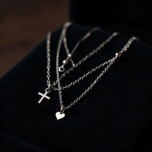 Read more about the article If You Love Billie Eilish’s Style, Try This Jewellery Stack